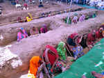 Women take part in the ‘zameen samadhi satyagraha’