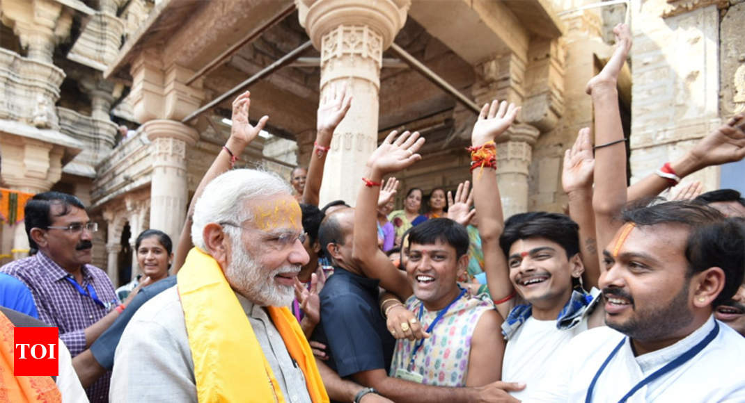 modi: PM Modi visits Dwarkadhish temple | India News - Times of India