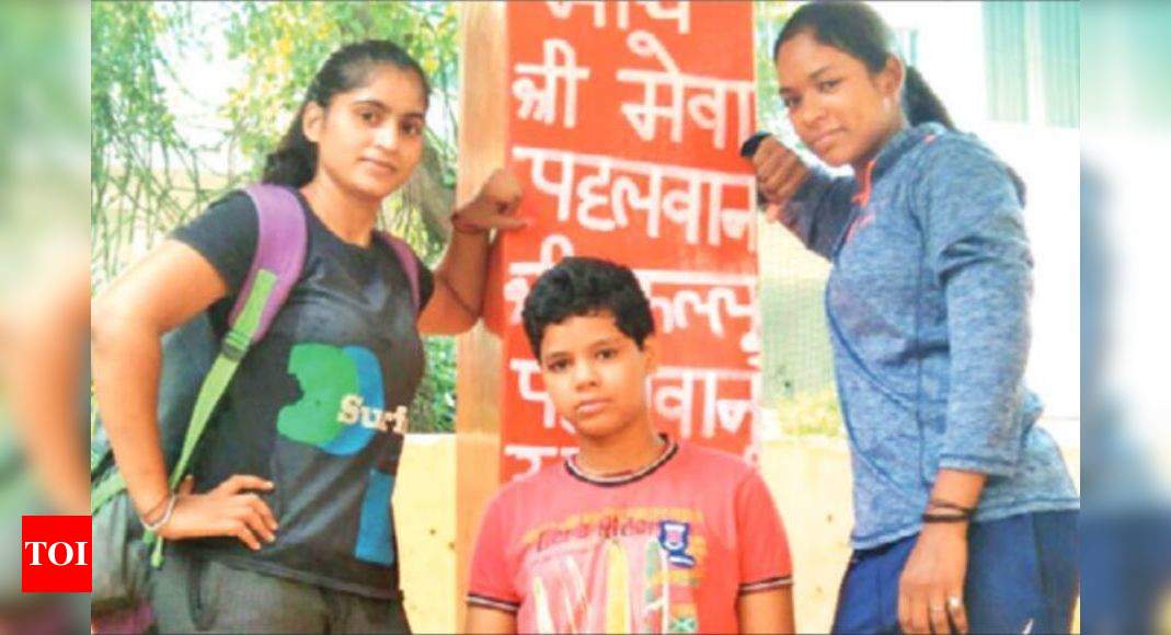 Varanasi akhara breaks its 450-yr tradition, lets girls in | Varanasi ...