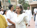 Ratna Pathak arrives at the funeral