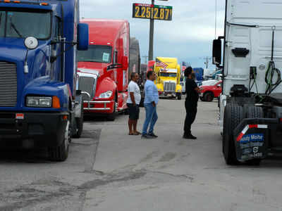American Sikh drivers lining up their trucks at I-465 against ELDs