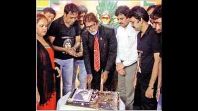 Fans make most of Big B’s 75th b’day