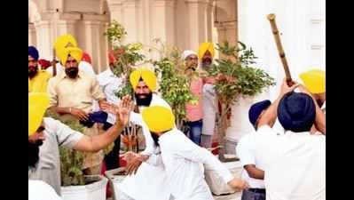 Three injured as groups clash outside Golden Temple