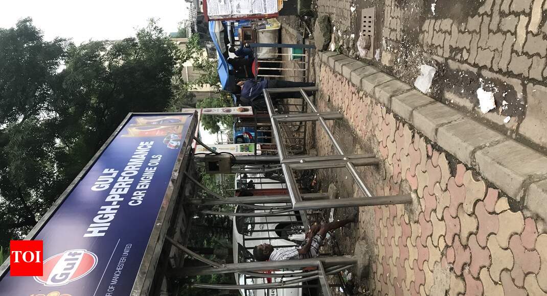 BEST finally on foothpath - Times of India