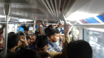 overcrowded Mumbai metro