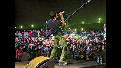 Between rocking the stage, Farhan Akhtar gives life gyan at Faridabad college