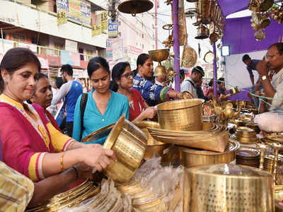 Women on sale jewellery shopping