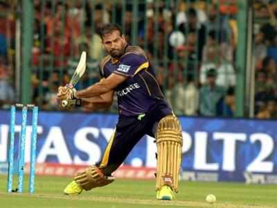 Yusuf Pathan gets love for exchanging sweets with jawans on Diwali