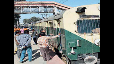 KGF passengers block Memu train, SWR revokes move