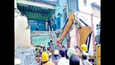 Eight killed as roof crashes on resting TN transport workers