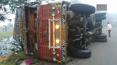 Road Accident: 11 labourers killed as truck overturns in Maharashtra ...