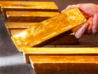 Gold tumbles by Rs 100 on global cues
