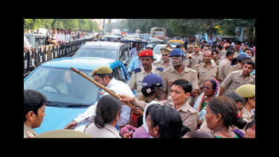 Traffic suffers as Anganwadi workers stage protest at GPO