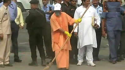 Agra: UP CM Yogi Adityanath participates in cleanliness drive