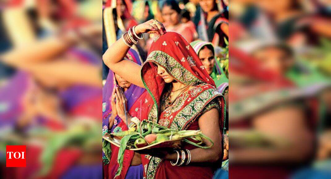 Chhath Puja 2017: Devotees throng Tapi ghats for Chhath Puja | Surat ...