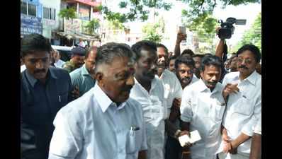 AIADMK crisis: Bank officials play it safe, hand over Thevar golden armour to Madurai district collector