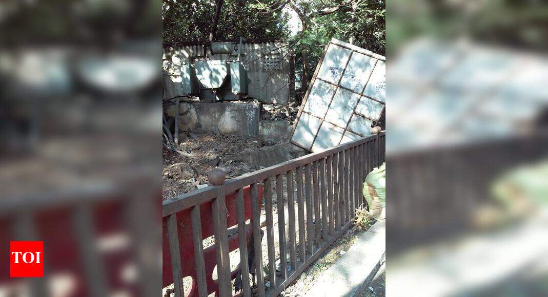 Footpath Blocked. - Times of India