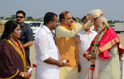 The Times Of India on X: #WATCH  Prime Minister Narendra Modi received a  rousing welcome at Yadgir in Karnataka earlier today.   / X