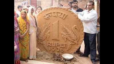 Rs 1 coin weighing a whopping 222 kgs prepared by Fatehpur farmer