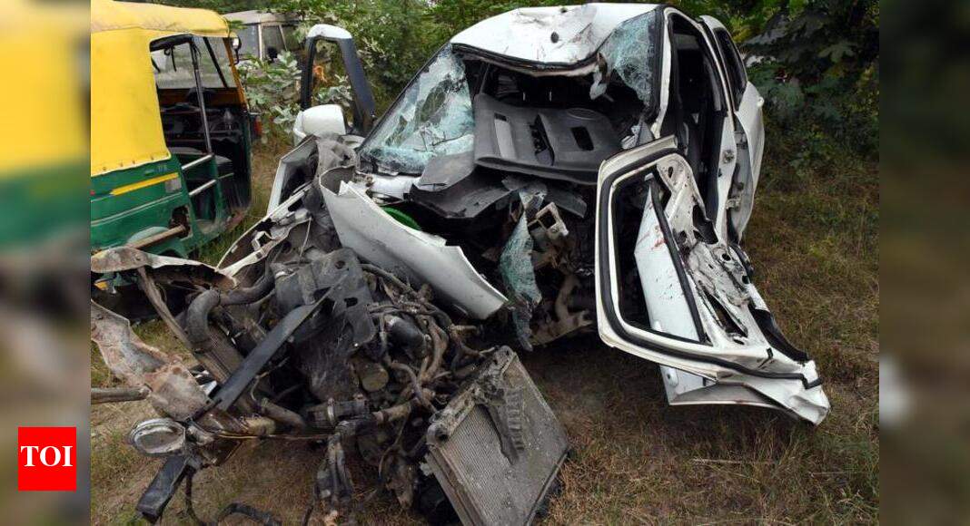 Road Accident: Three killed as speeding car crashes into tree in ...