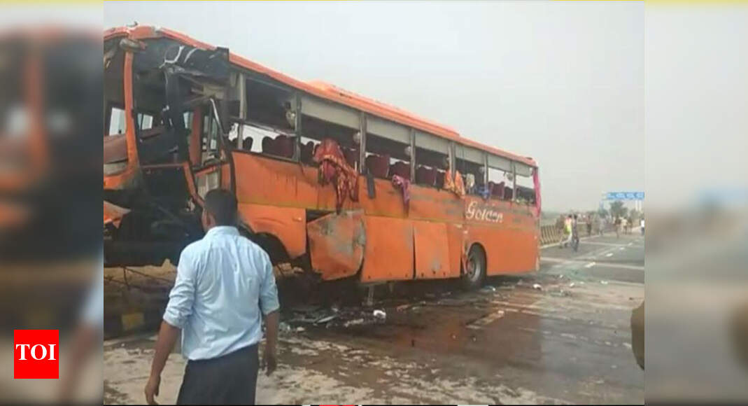 1 killed, 21 injured on Yamuna expressway after bus turns turtle | Agra ...