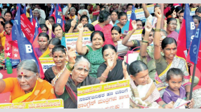 Chit fund victims protest; two FIRs against accused
