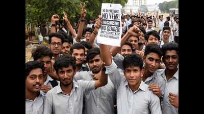 Thiruvananthapuram: Students protest against KTU's 'year back' exam system