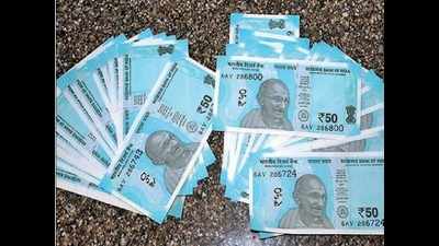 <arttitle><sub/><strong/>People pay extra to ‘buy’ new currency notes</arttitle>