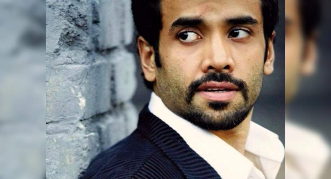 12 Bollywood actors who were harassed by fans :::Misskyra