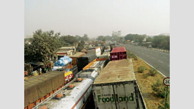 Smog in Delhi badly affects road routes; big jams on Jaipur-Delhi highway