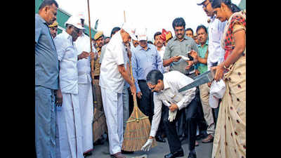 Governor Purohit plans pan-Tamil Nadu tour, triggers political storm
