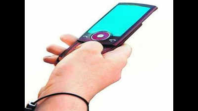 Man in SUV snatches auto driver’s phone