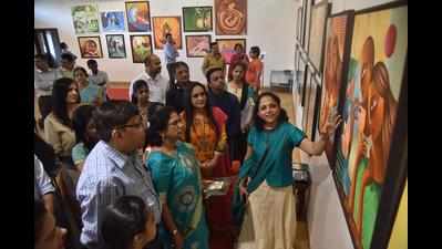 Art exhibition presents many hues of life, nature