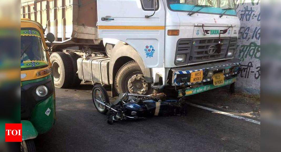 Driver Snoozes At Wheel Truck Rams 3 Bikes Killing Two Persons Gurgaon News Times Of India