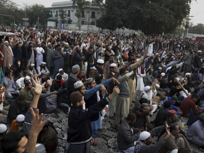 Pak govt seeks political settlement with religious protesters