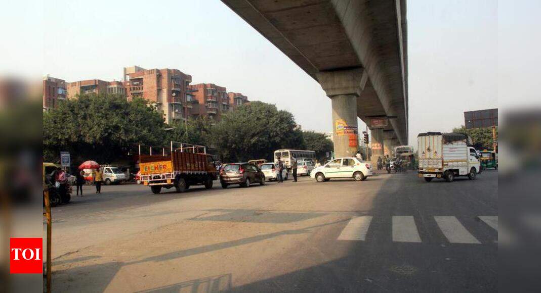 Pedestrians seek skywalk at Mamura intersection | Noida News - Times of ...