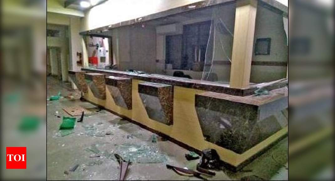 105 booked for attack on Kalyan hospital, journalist | Mumbai News - Times of India