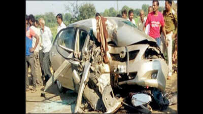 Five of a wedding party killed as car crashes into tree | Indore News ...