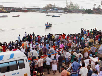 Over 900 Kerala fishermen reach Maharashtra coast, safe: Fadnavis