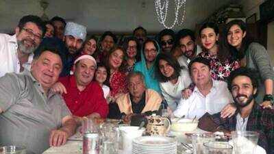 Shashi Kapoor’s last family picture goes viral