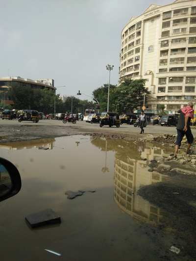 whitout rain potholes found on link road kandivali