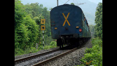 Southern Railway runs peak-hour EMU with less than 10% occupancy