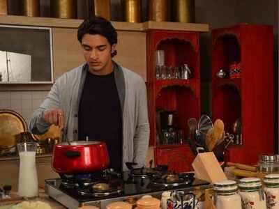 Rohit Suchanti cooks his food on the sets of Rishta Likhenge Hum Naya - Times of India