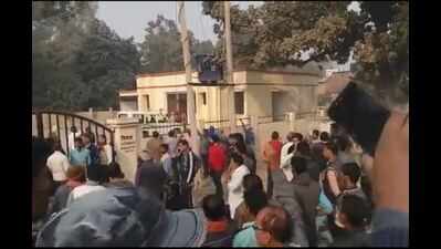 Allahabad: People protest over transfer of SDM, market closed
