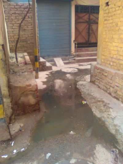 Overflowing sewers in Makki Sarai, Shahdara