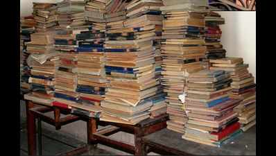 Books struggle to survive on fragile shelves of Afzalgunj’s state library