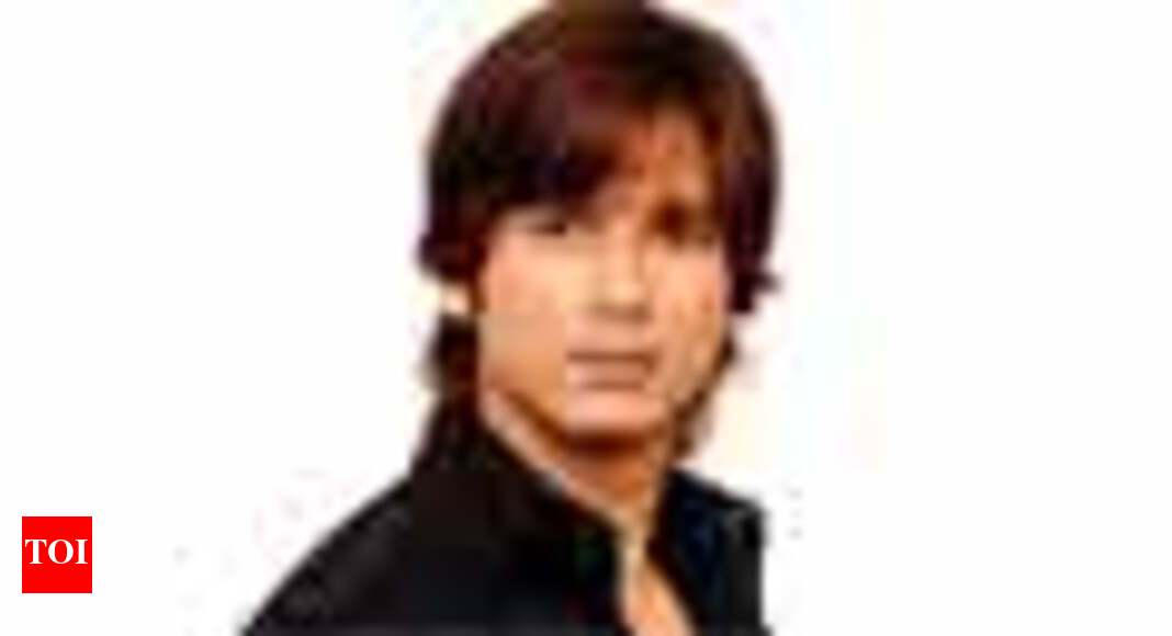 Shahid lectured on right girl; SRK loses home? | Hindi Movie News ...