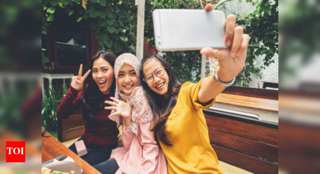 Put that phone down: It’s confirmed now that clicking selfies is a ...