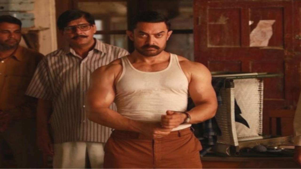 Aamir Khan Wears A White Kurta On Koffee With Karan S7; Kareena Kapoor  Rates It Minus