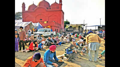 Muslims let Sikhs use historic mosque premises for preparing, serving langar